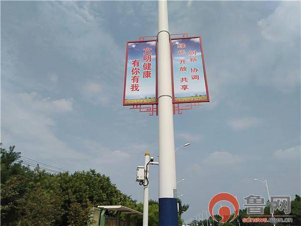 除了在路灯杆上安装文明宣传标牌,之前还印发创城明白纸,分发到各村庄