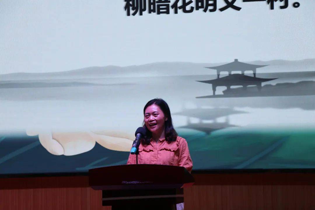 朱琴老师在演讲中,讲述了《第56号教室的奇迹》中雷夫老师用爱心创造