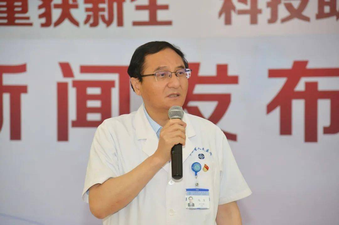 党委副书记,院长赵俊等医院领导,江苏省瑞华慈善基金会史兆荣副理事长