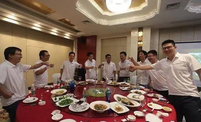 老板请吃饭员工主动买单月底工资却多了3000领导的话很现实