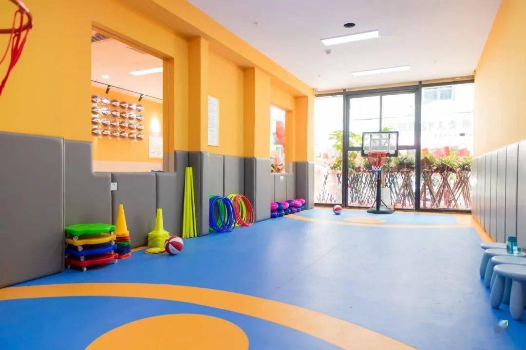 万达金街的幼儿篮球营,边玩边锻炼,让孩子们在球场上乘风破浪