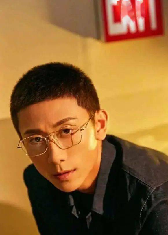 风的发型吧~像杨洋这样的长刘海锅盖头,应该是许多学生现在的发型吧