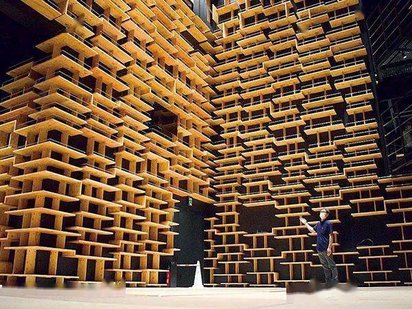 哈利波特的魔法书架成真了,还被包裹在隈研吾设计的奇幻巨石里