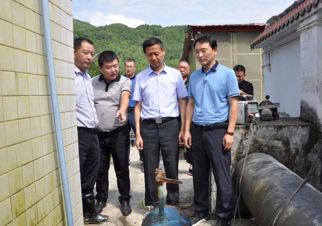 镇巴县委书记赵勇健到鹿子坝山体滑坡地段督导处置工作