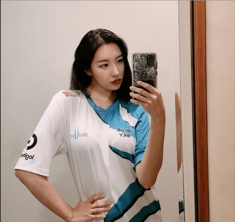 韩国第一美腿歌星宣美表白showmaker身着队服笑容甜美