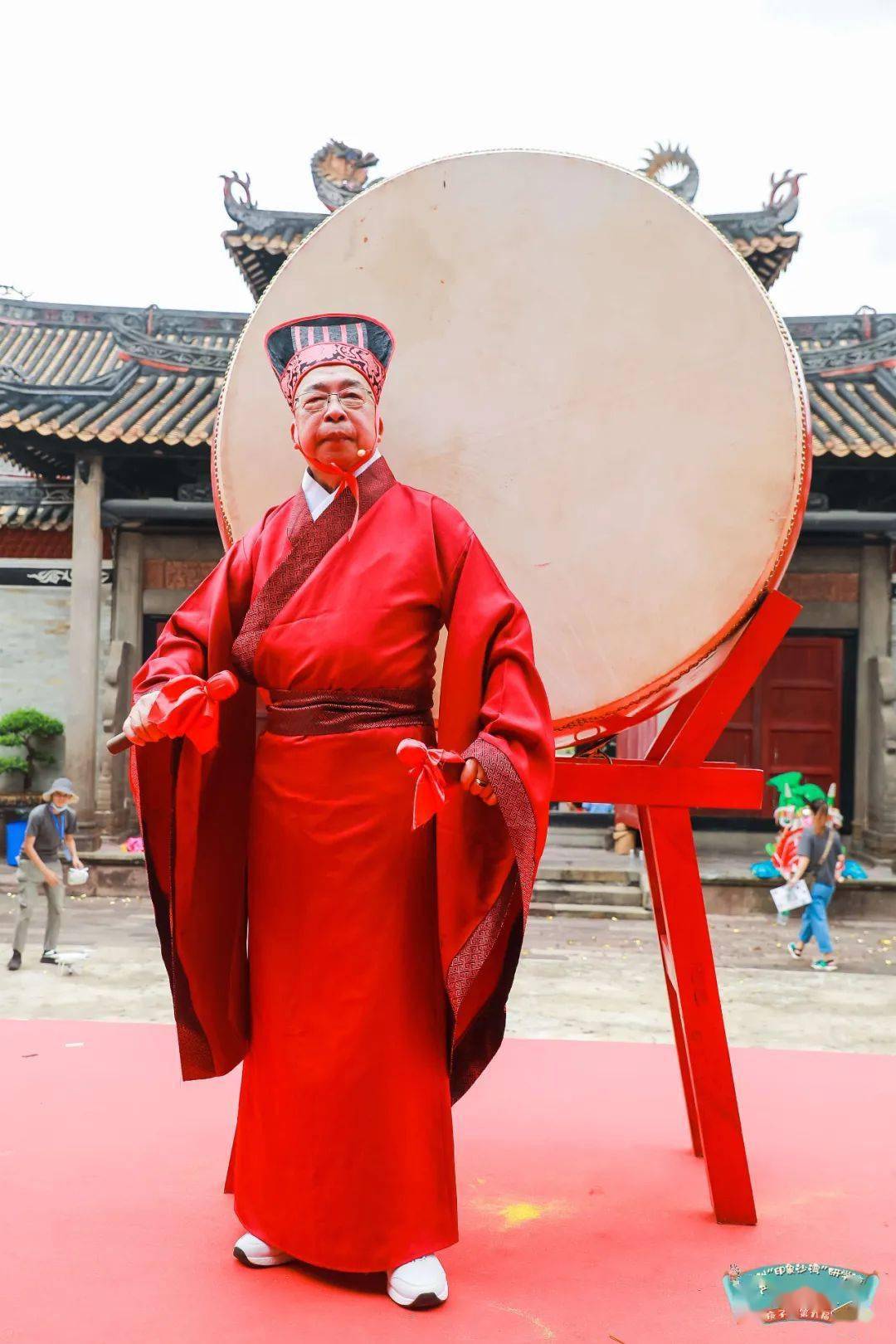 小朋友们大声朗读"幼儿学,壮而行,上致君,下泽民,扬名声,显父母,光于