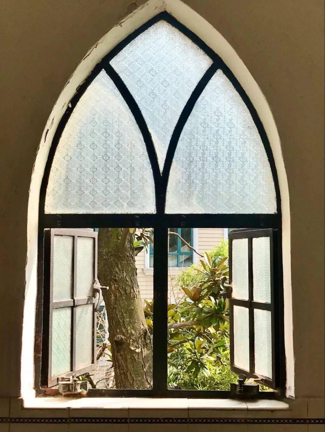 柯灵先生的故居并不大,窄窄的木制铁艺旋转楼梯,木拱门,尖拱窗等装饰