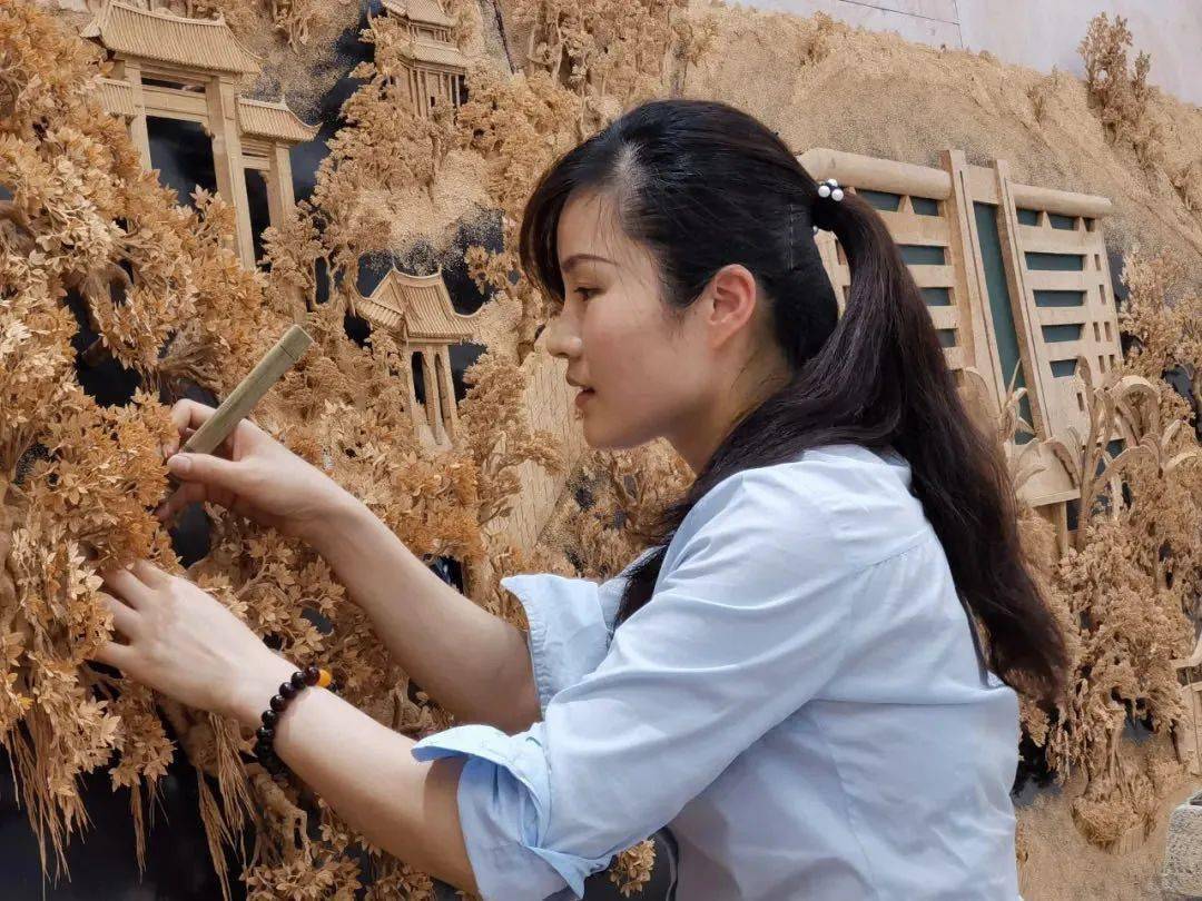 2017年,她师从福州软木画代表性传承人陈君锟学习软木画设计,布景及