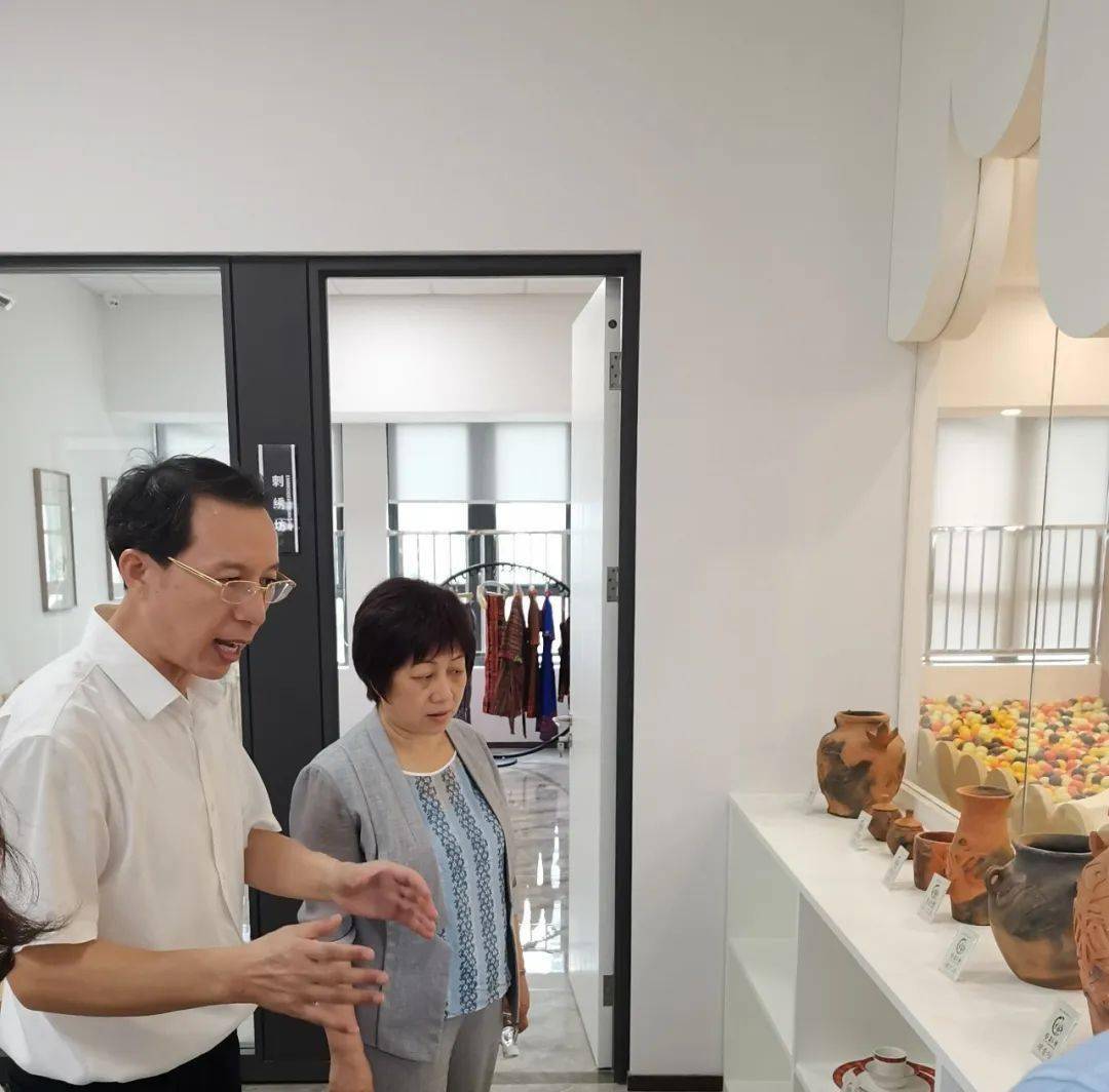 周廉芬到崖州湾科技城大社区综合服务中心调研揭牌运营筹备工作进展