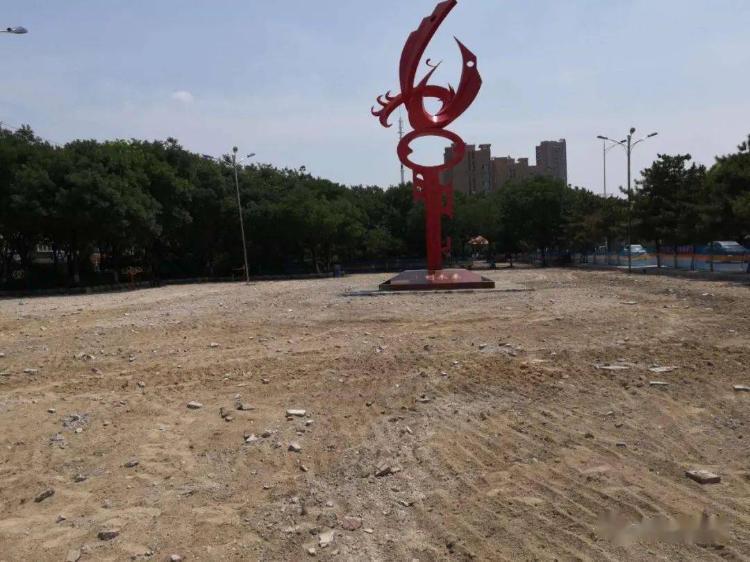 南大桥北小游园广场正在维修施工