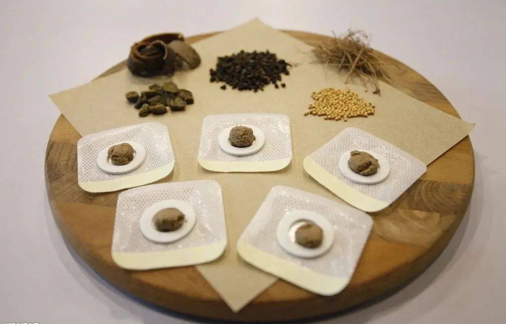 三伏灸是我国传统中医药领域中的一种特色疗法,根据"冬病夏治"中医