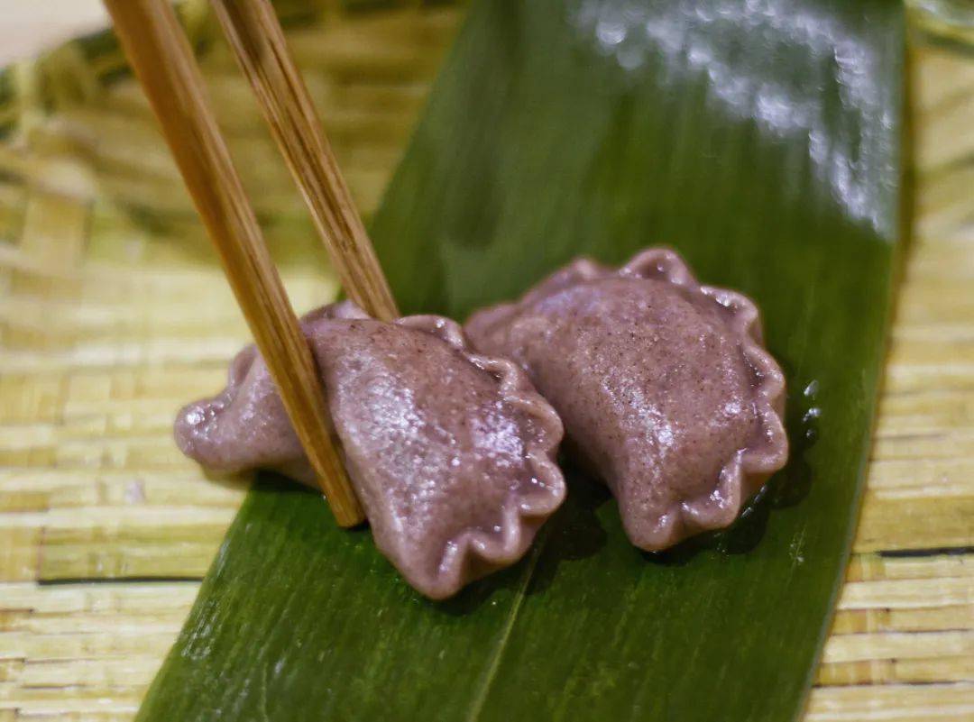 冷水高粱粑"3,4月份,我就买好玫瑰花了,然后洗净,打碎,再慢慢发酵.