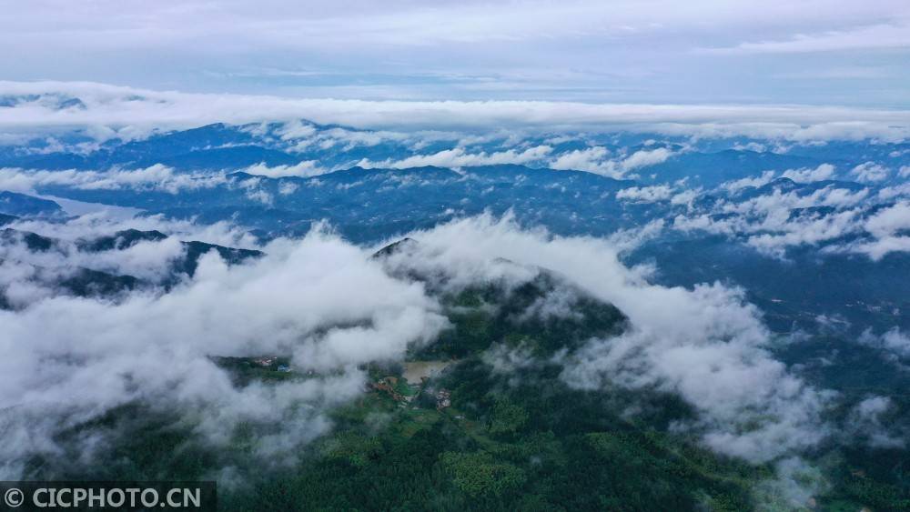 湖北黄冈:雨后云海美