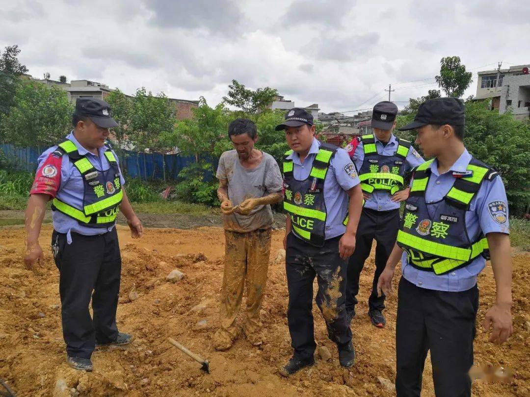 黔西一男子陷入四達加油站對面沼澤地水西派出所快速救出