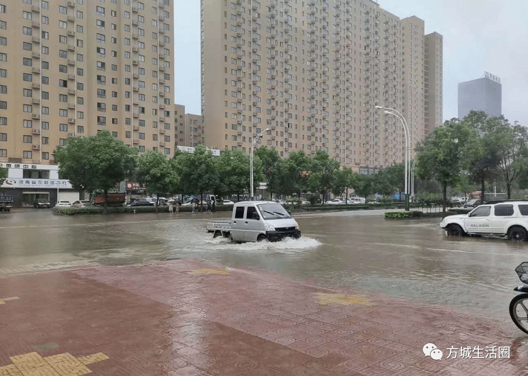 视频方城发水啦位于全市暴雨中心位的方城县开启水塘模式