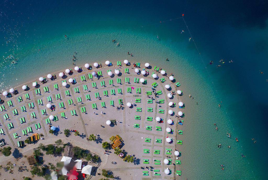 航拍土耳其海滨度假区 遮阳伞整齐排列
