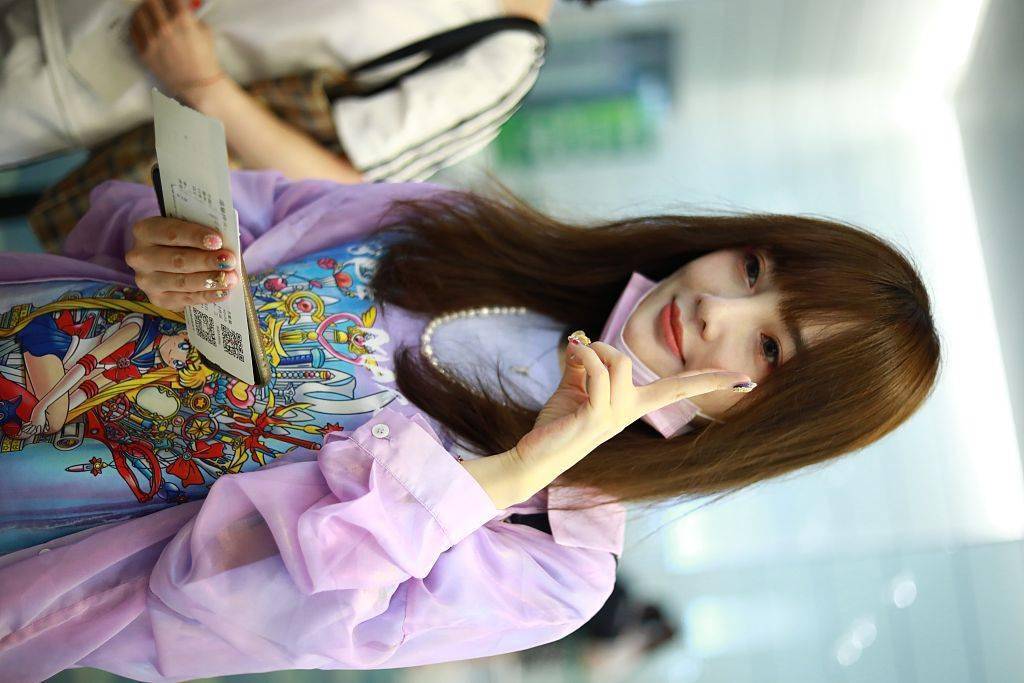 李小璐摘下口罩对镜头比剪刀手.