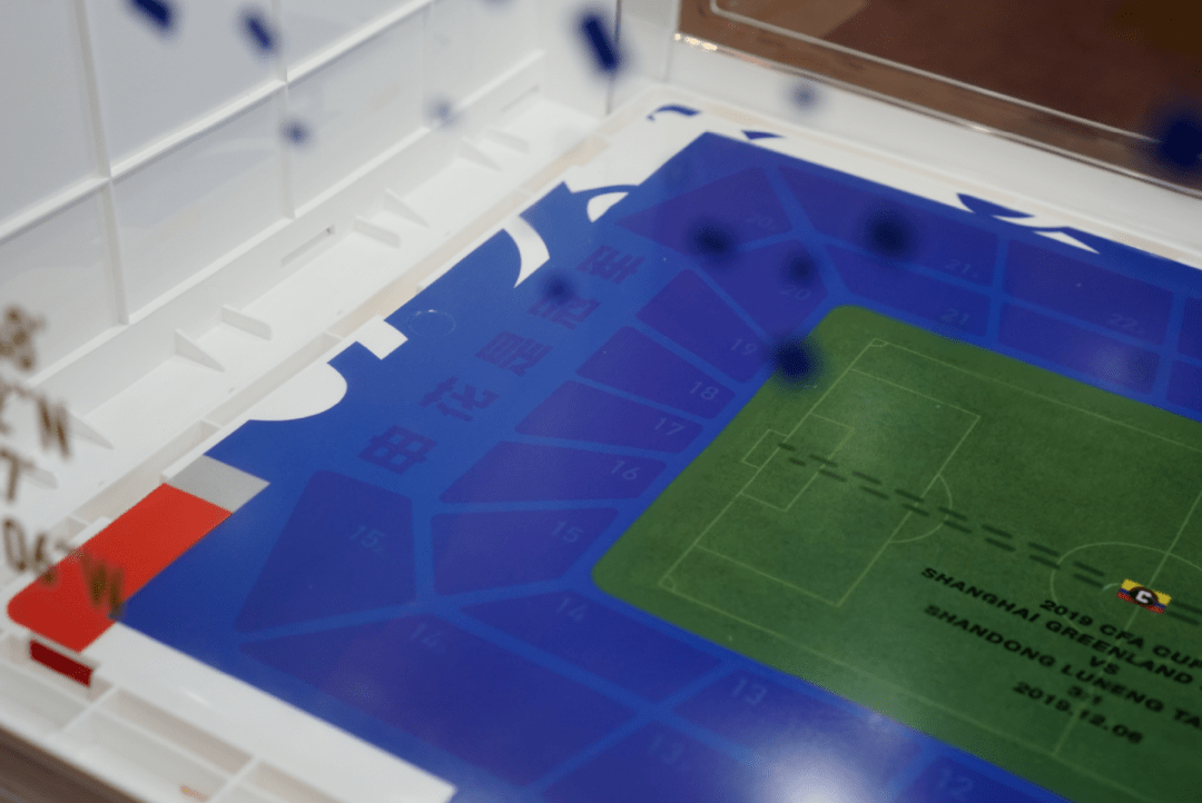 模拟了虹口足球场的真实看台位置,比赛中央还写了那天的比赛详情.