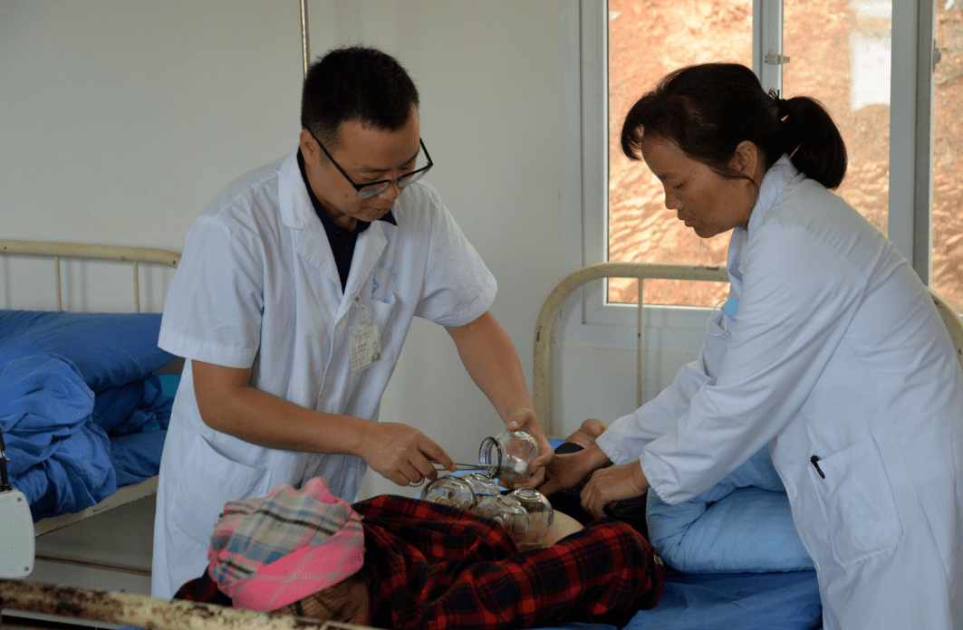 李凤莲儿子李光明告诉记者,朱医生到他家来帮他母亲治疗,目前情况有所