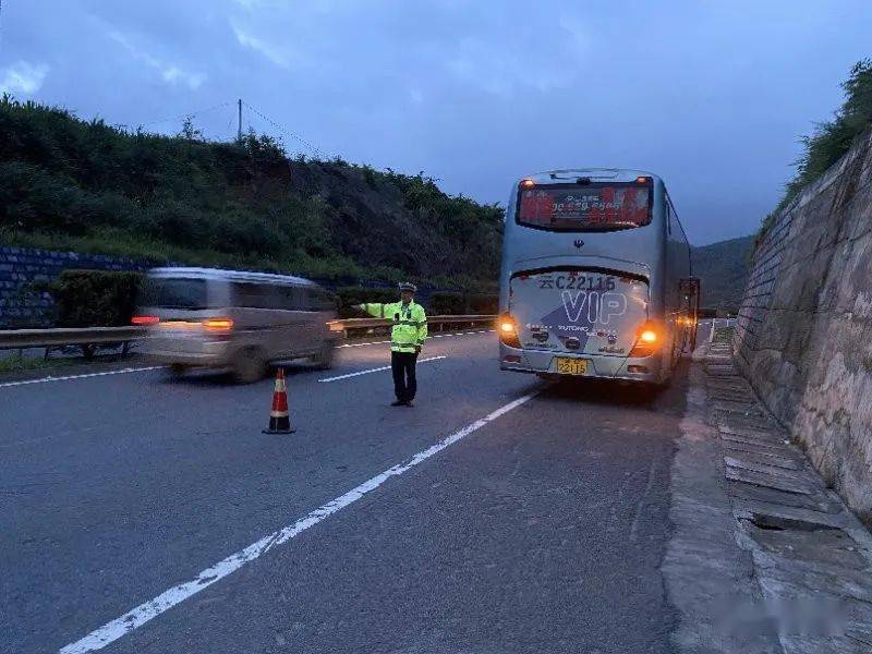 7月18日,會澤縣公安局高速公路交巡警大隊成功處置一起因大客車故障