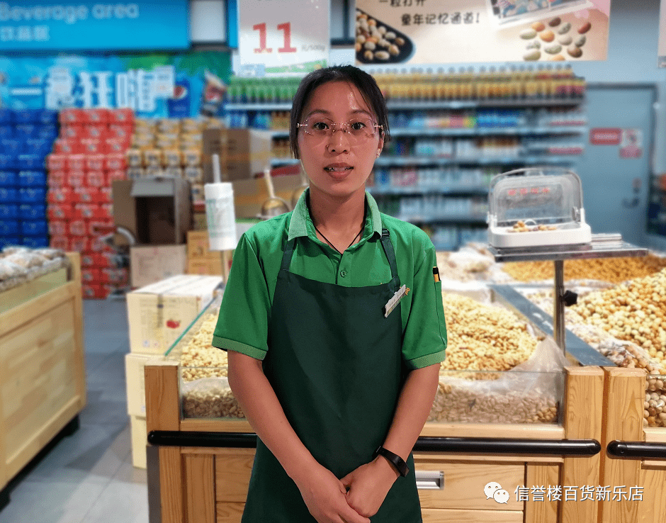 休闲食品部导购员李红月主动帮我捡掉在地上的商品,并帮我粘好包装袋