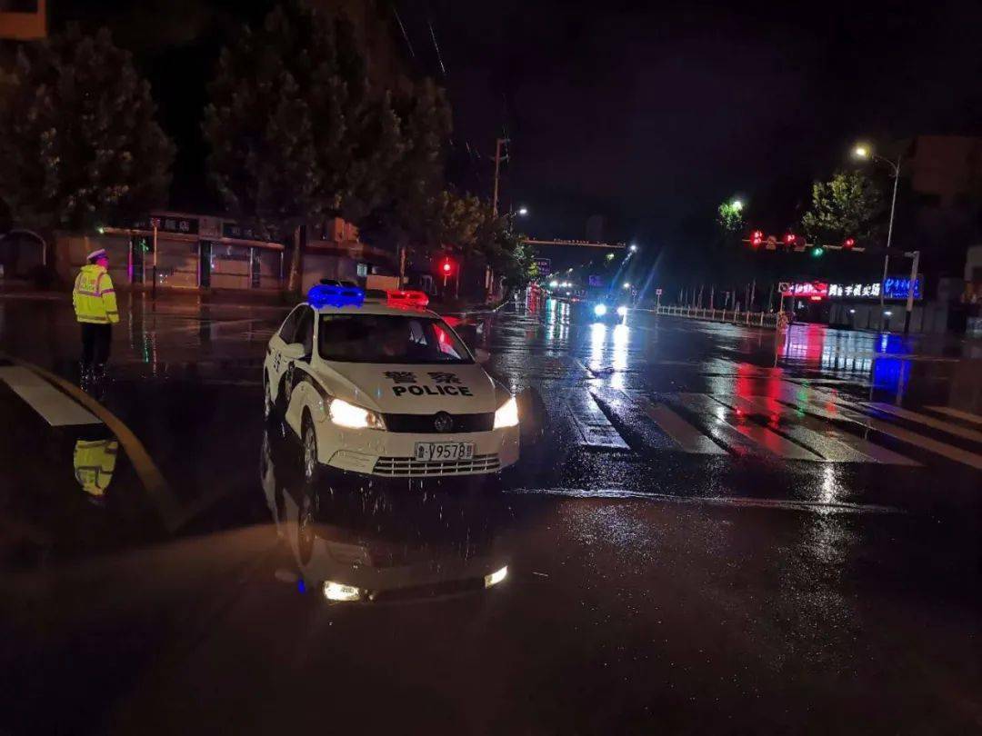 強降雨來襲雨中交警成了最溫情的路標