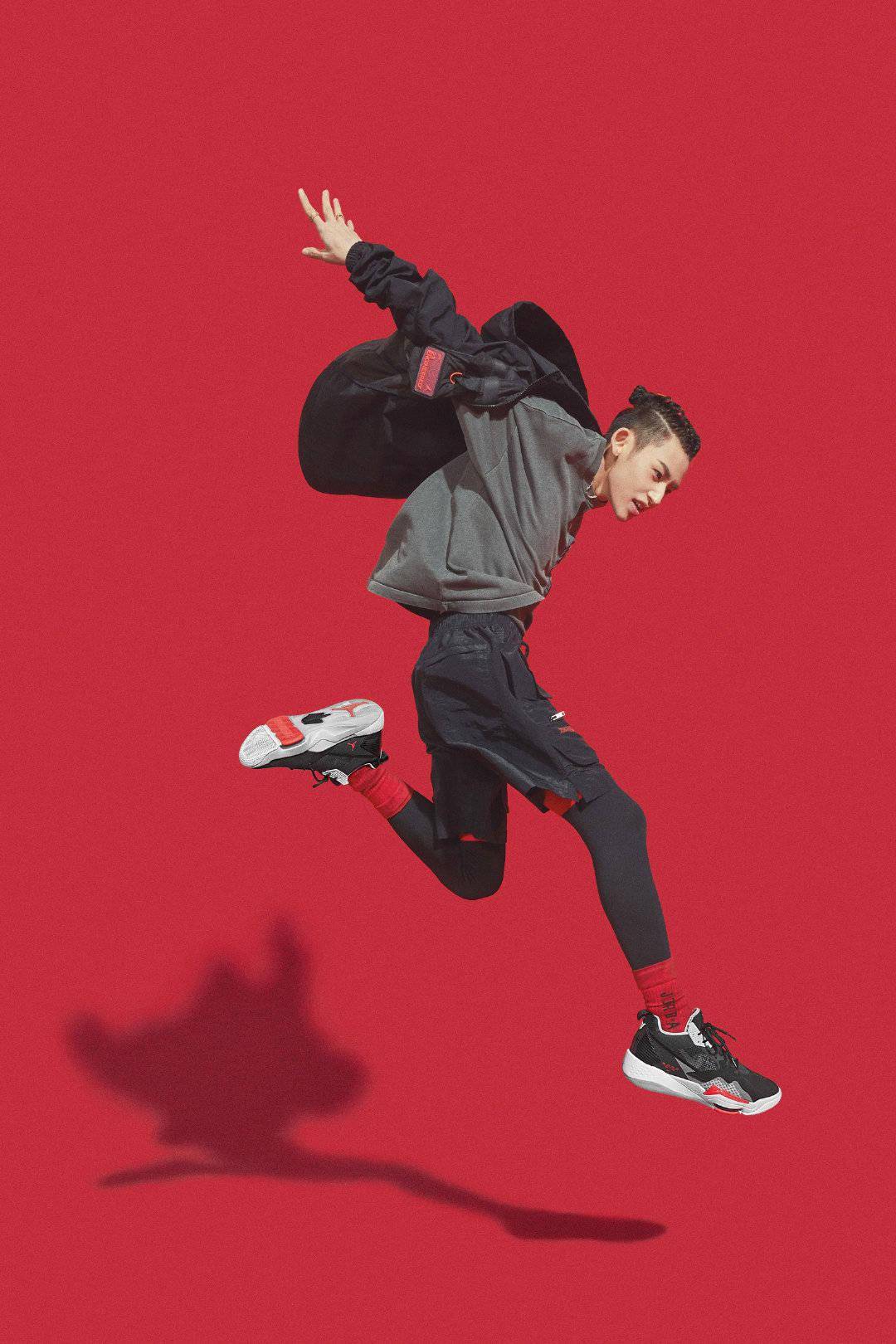 街头潮人不惧镜头的潮酷态度尽显! 品牌公开小鬼官方宣传图