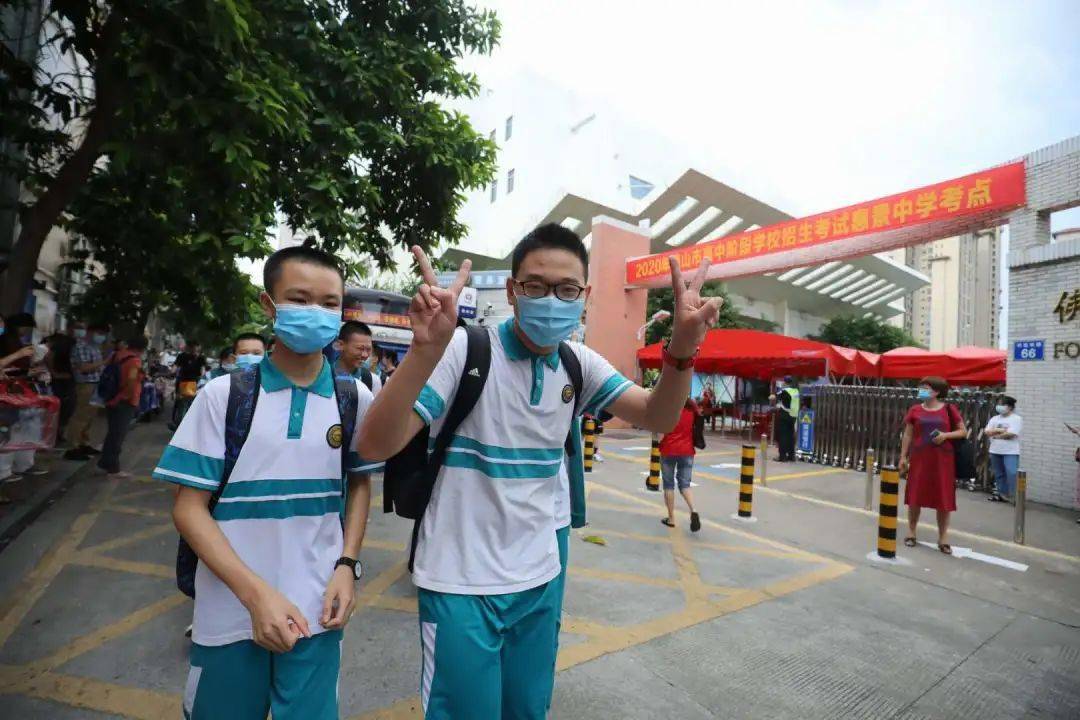惠景中学考点的考生陆陆续续出来,兴高采烈.佛山日报记者王伟楠摄