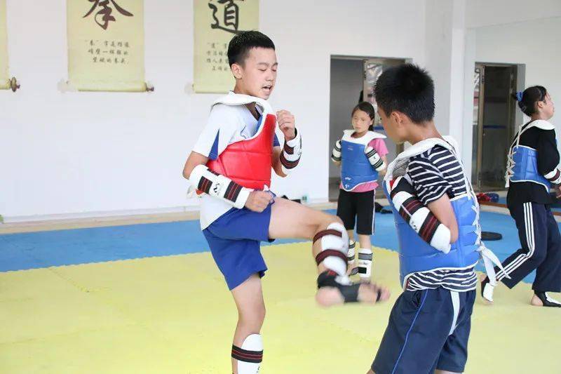 小男孩赤膊练跆拳道图片
