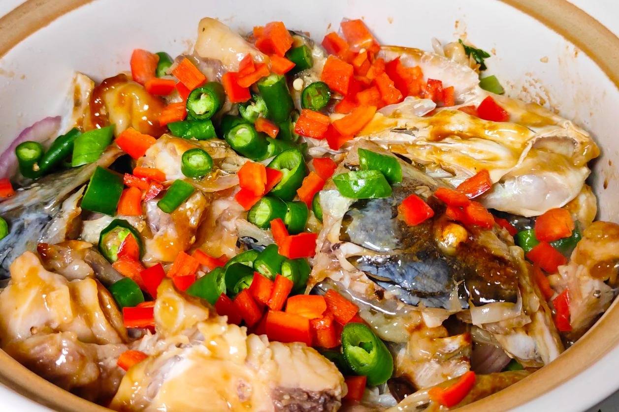 广式经典名菜砂锅焗鱼头又鲜又嫩不放一滴水做法超简单