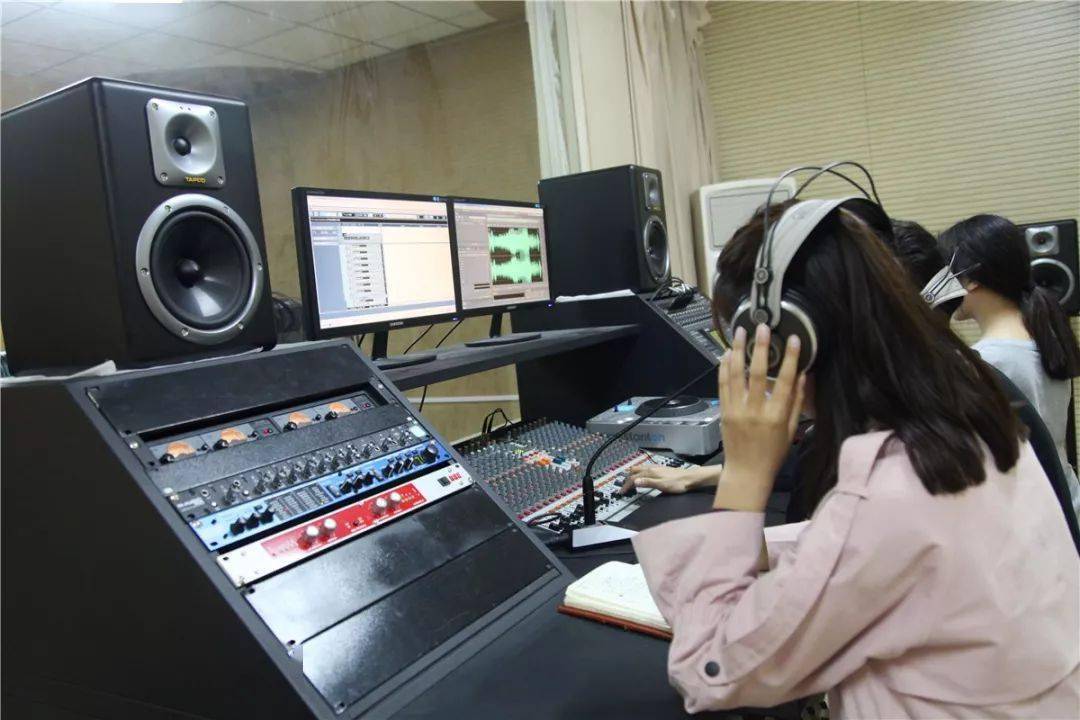 读艺术与传媒系专业视觉传达设计环境设计播音与主持艺术广播电视编导