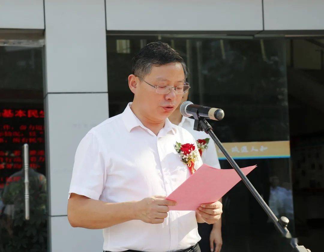 县委副书记陈光良主持揭牌仪式