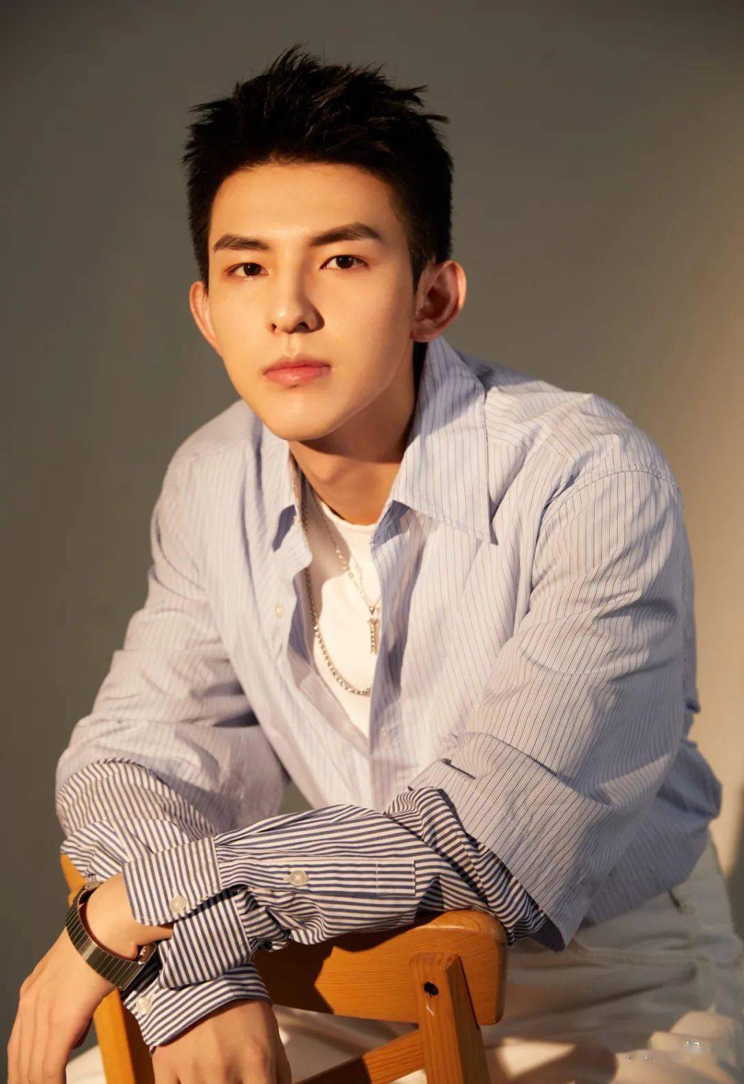 微博id:@东宇他自己的微博 籍贯:哈尔滨 上戏表演专业男生全国第二名