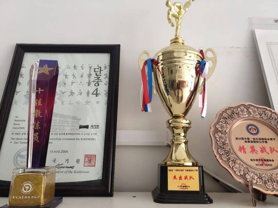 跆拳道分会接受训练,2007年成为跆拳道教练,是世界跆拳道联盟黑带5段