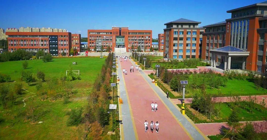 学院坐落在长春市长江路经济开发区,位于宽城区凯旋北路7666号.