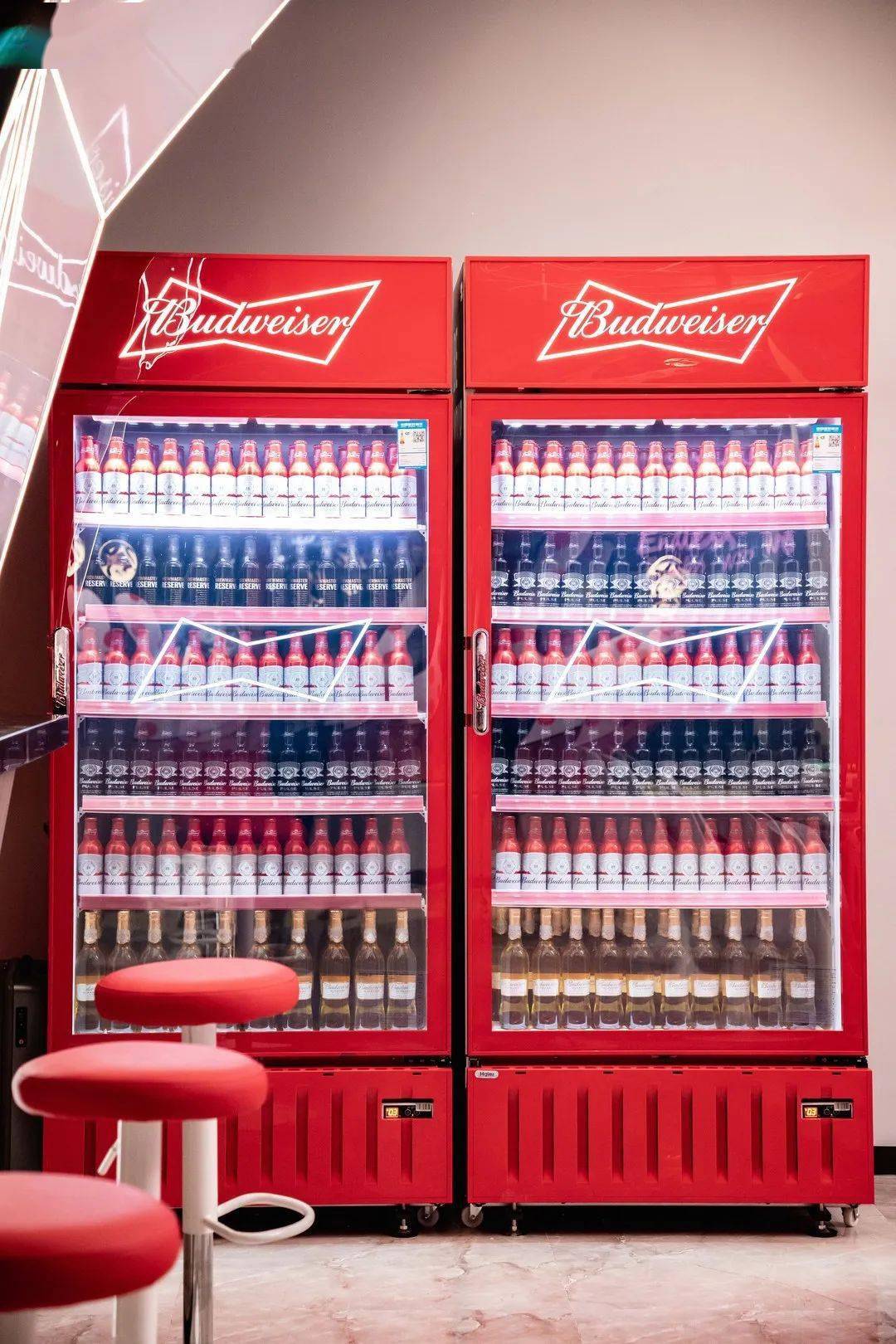 全球第①家百威艺术概念餐厅空降深圳穿红色进店有额外惊喜