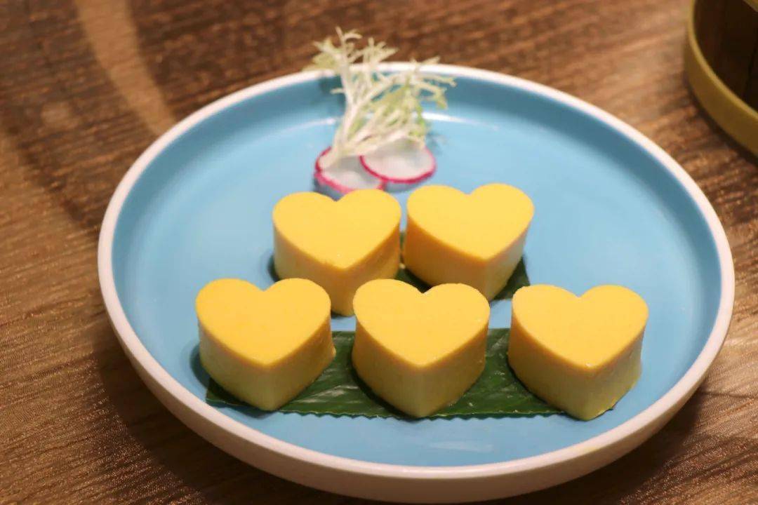 香甜软糯的日本小金瓜配上浓厚的法国芝士吃起来口感绵密而不腻相信没