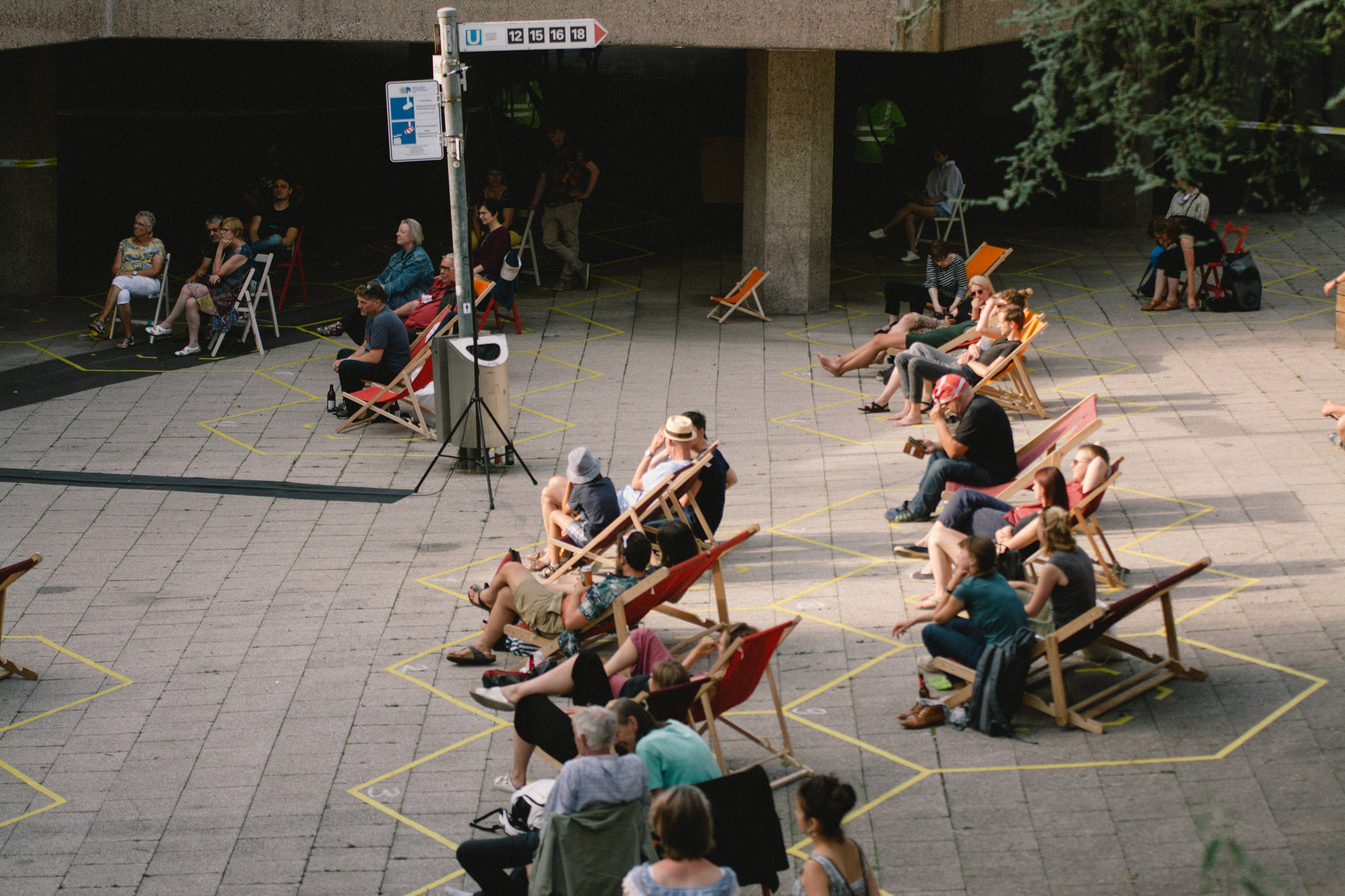 2020年7月25日 7月23日,在德国科隆,人们保持社交距离观看一场户外