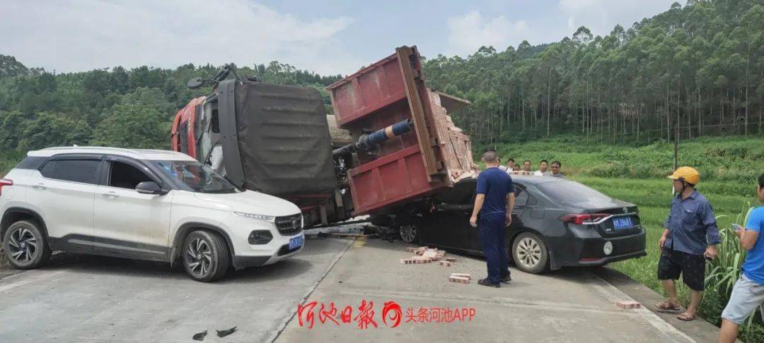 追尾1车压扁1车!大货车刹车失灵侧翻,小车司机5000多块砖头下惊险逃生