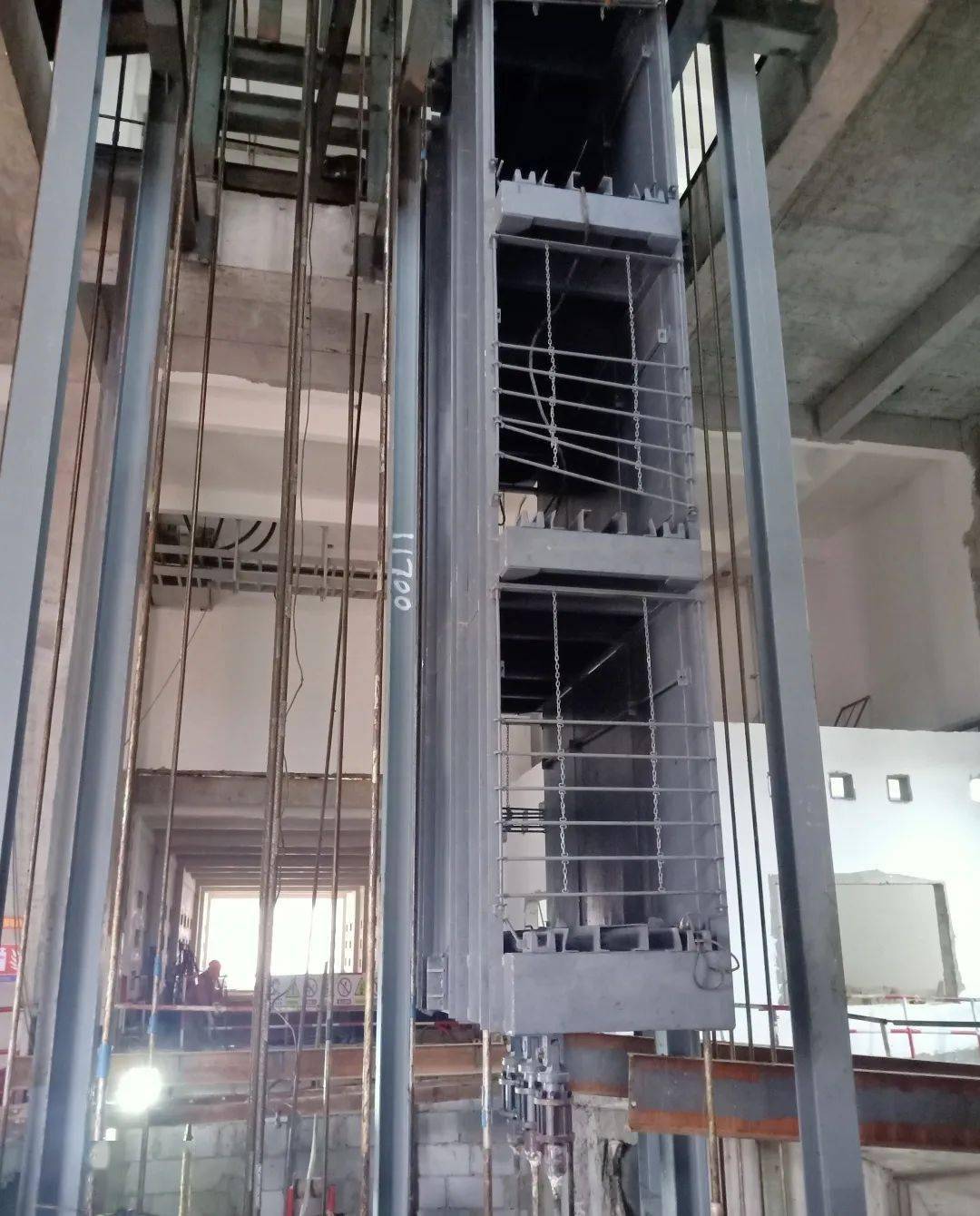 井筒内设计为2套完全相同的六绳三层罐笼带平衡锤提升系统,塔式布置