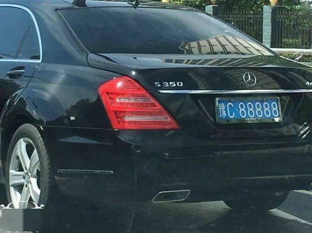 洛阳最牛奔驰s350,88888车牌价值百万,车主靠摆地摊起家