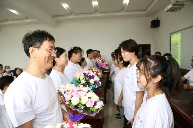 多少年来,涿州三中不以学生中考成绩低而感到自卑,千方百计,不遗余力