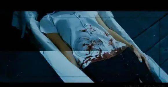 此同时,画面一转来到一个巷子里,警察正在里面抬出一具解剖失败的女尸