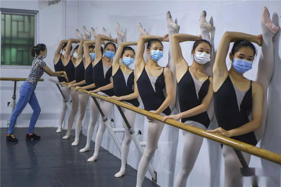 疫情下戴着口罩跳舞的艺术生, 2020年艺考,加油!