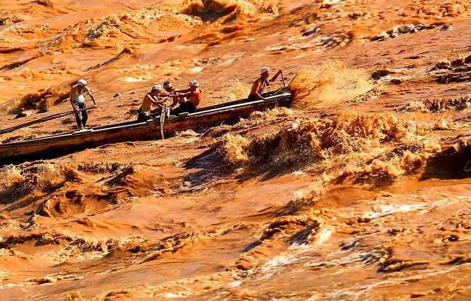 《黄河之歌》 韦宗义 摄《拉纤》 罗家清 摄《纤夫》 刘河锦 摄《李家