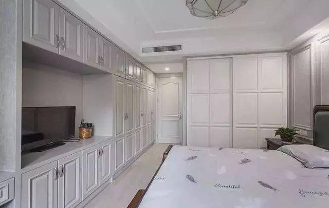 越来越多人在卧室衣柜中加入这个设计,实用美观还不占空间,好机智