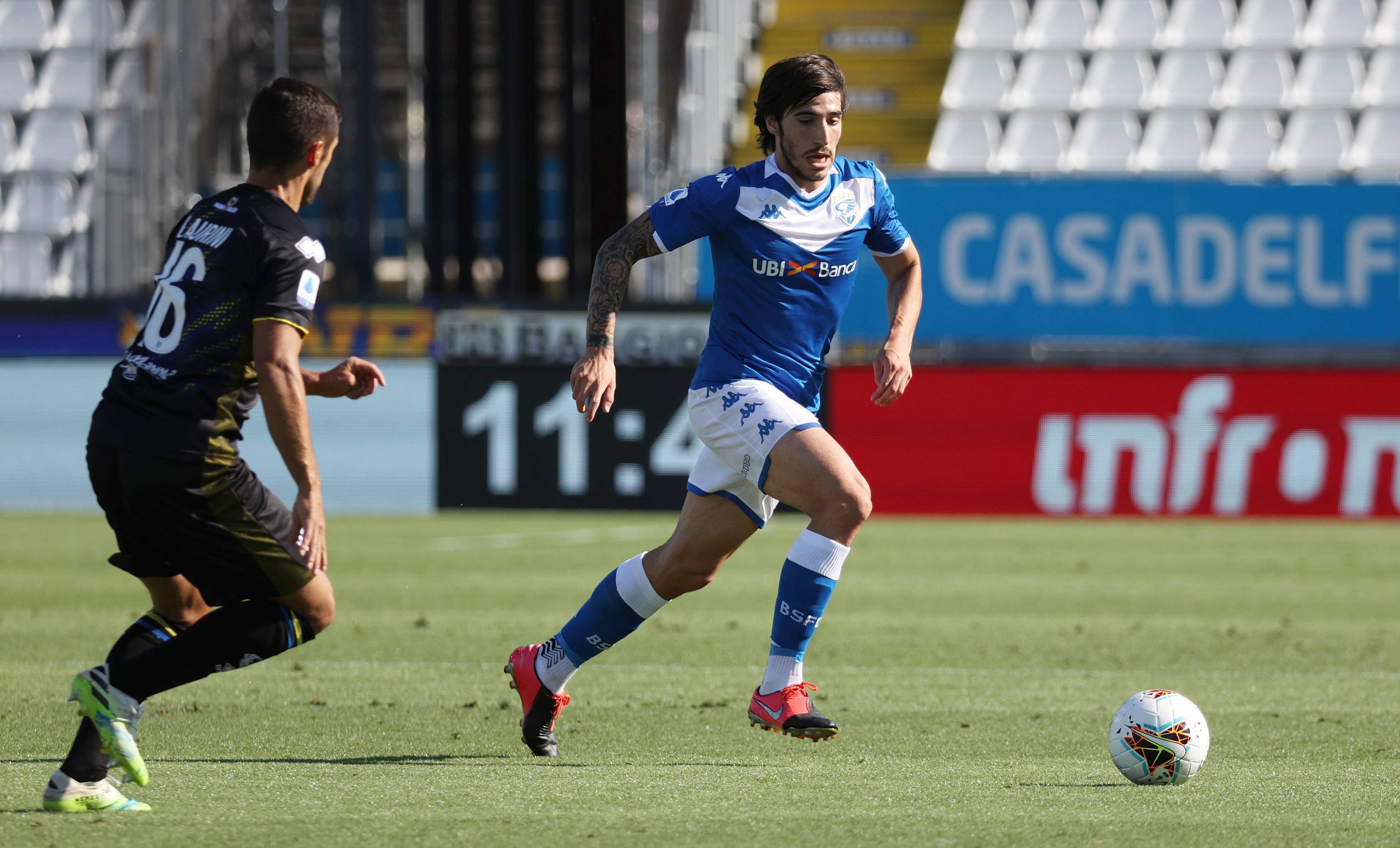 7月25日,布雷西亚队球员托雷格罗萨(中)在比赛中.