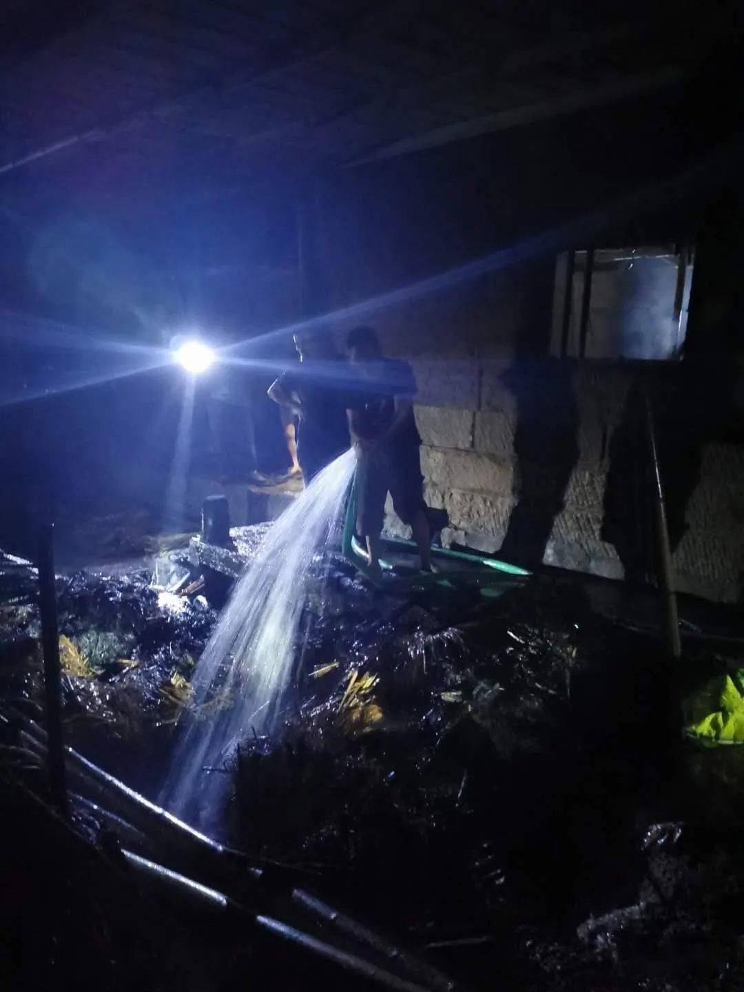 昨晚万州一民房发生火灾幸好