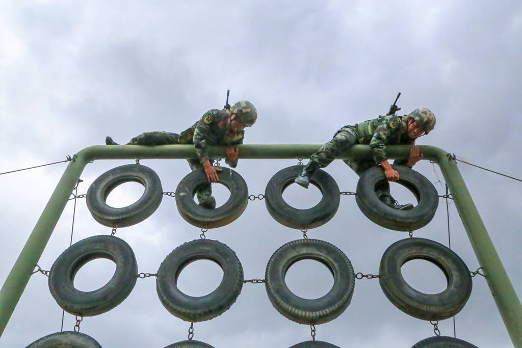 单兵综合演练等科目训练,进一步锤炼官兵技战术水平,提升部队打赢本