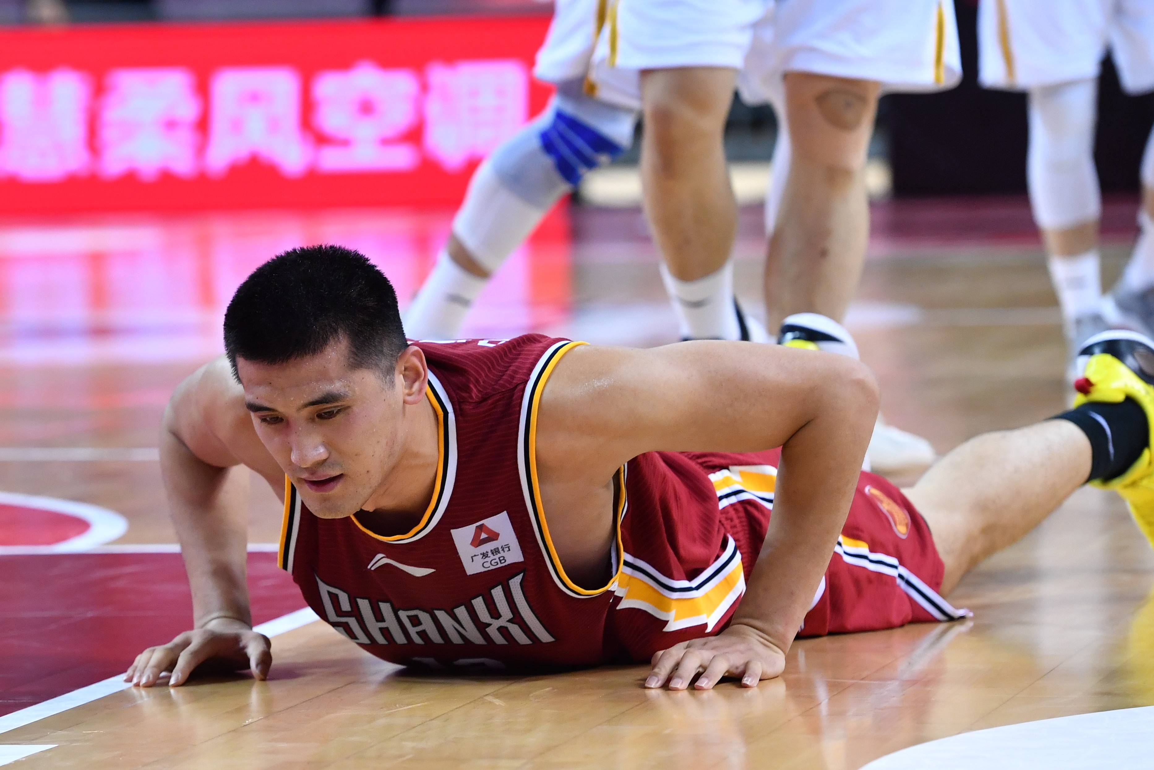 7月27日,山西汾酒股份队球员邢志强在比赛中摔倒.